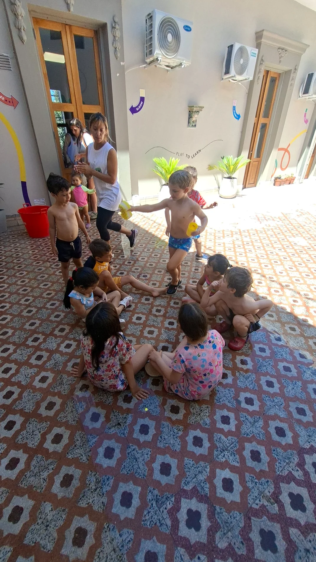 Juego grupal con acompañamiento docente en el patio