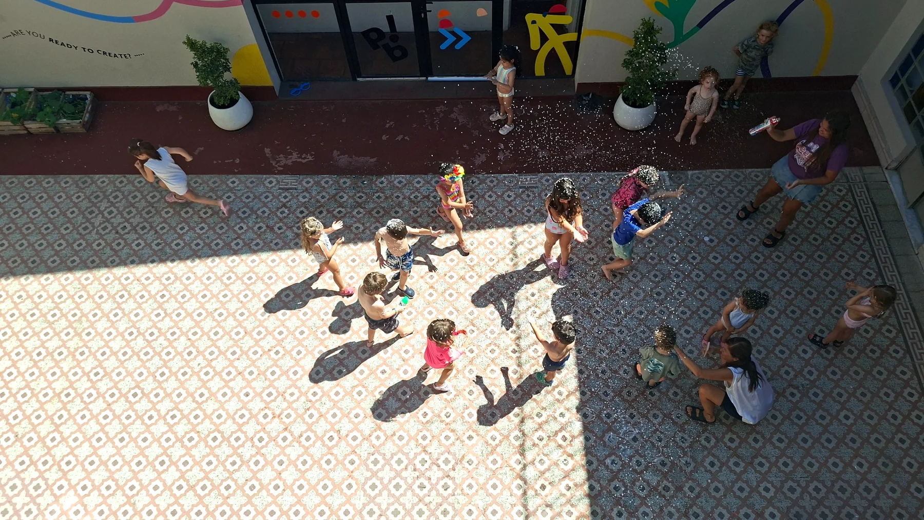 Juegos con agua y movimiento en el patio de la colonia