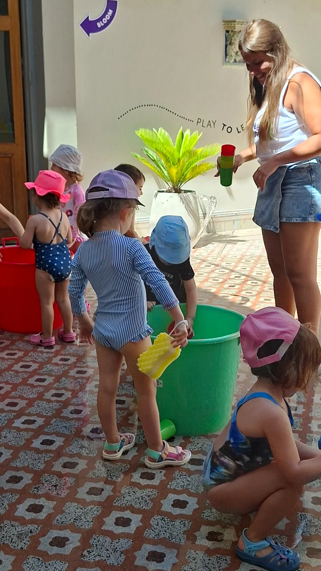 Exploración y juego con agua con acompañamiento docente